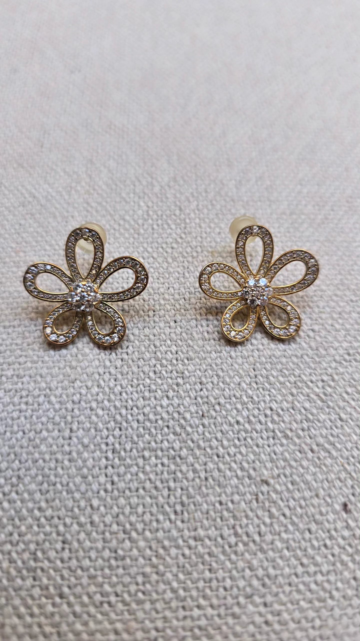 Gold earring